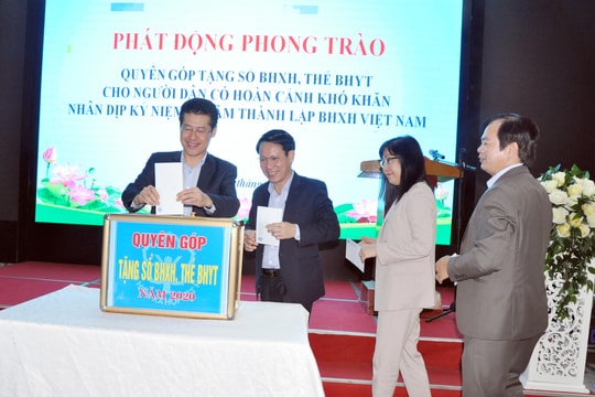 Bảo hiểm xã hội Nghệ An quyên góp tặng sổ BHXH và thẻ BHYT cho người có hoàn cảnh khó khăn