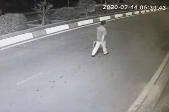 Trưởng Ban Dân vận Huyện ủy bị xịt hơi cay và cướp vali