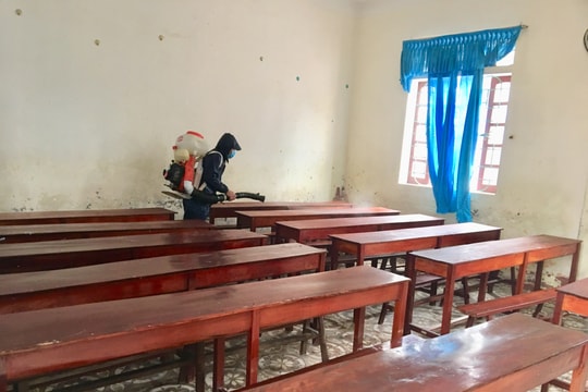 Nghệ An bố trí mỗi phòng học một lọ nước rửa tay sát khuẩn để phòng dịch Covid-19