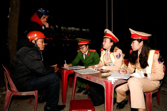 Bi hài chuyện tài xế thổi nồng độ cồn ở Nghệ An