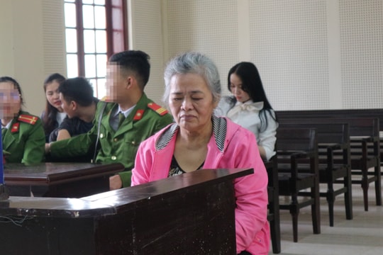 Bi hài 'nguyên tắc' của người đàn bà lần thứ 9 hầu tòa vì tật 'hai ngón'