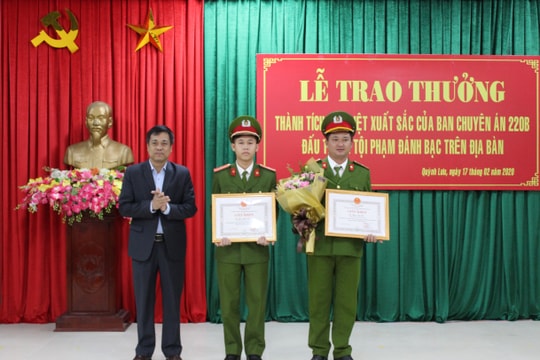 Trao thưởng phá chuyên án đánh bạc bằng hình thức ghi lô, đề qua Zalo, Facebook