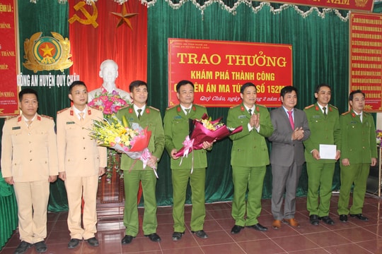Thưởng nóng ban chuyên án bắt đối tượng vận chuyển số lượng lớn ma túy và đem theo xăng để phi tang