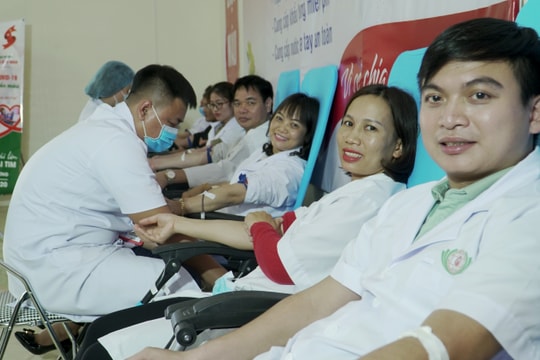 Y bác sĩ Bệnh viện Đa khoa thành phố Vinh hiến máu tình nguyện mùa dịch Covid-19