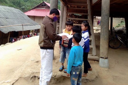 Giáo viên Nghệ An  đến từng nhà giao bài tập, giảng bài cho học sinh trong mùa dịch