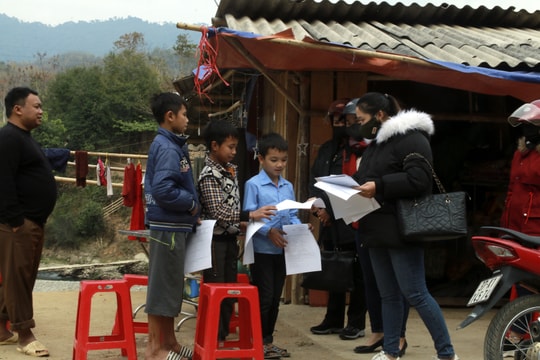 Mùa dịch Corona, giáo viên vùng cao Nghệ An vượt đường xa đến nhà ôn bài cho học sinh