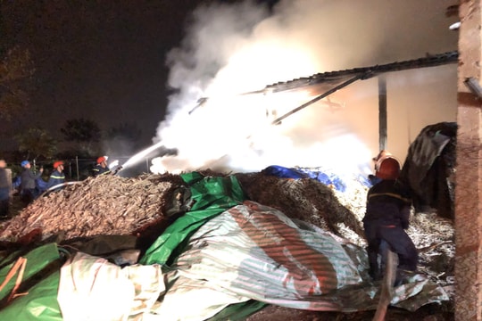 Cháy ở cơ sở sản xuất mật mía tại Nghệ An