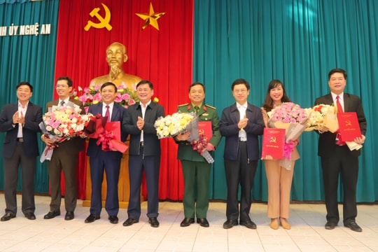 Trao quyết định của Ban Bí thư cho 5 tân Ủy viên Ban Chấp hành Đảng bộ tỉnh Nghệ An
