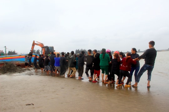 Cả làng ra biển trục vớt tàu cá chìm ở Nghệ An