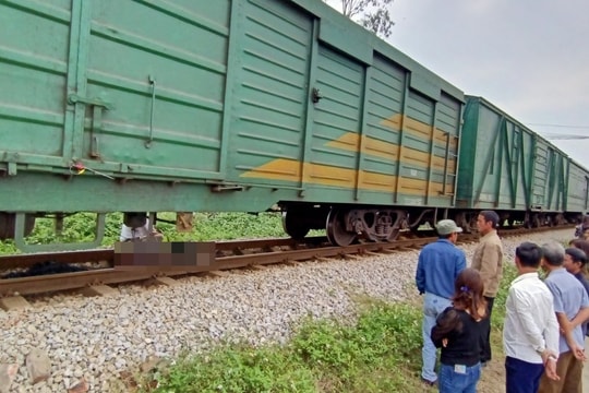 Nghệ An: Xe tải chở đất băng qua đường sắt bị tàu hỏa đâm, tài xế tử vong tại chỗ