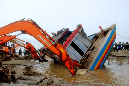 Thay đổi phương án trục vớt tàu cá chìm ở Nghệ An