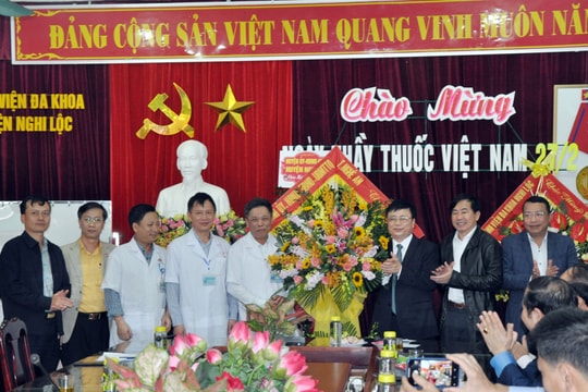 Lãnh đạo tỉnh chúc mừng các cơ sở y tế nhân Ngày Thầy thuốc Việt Nam