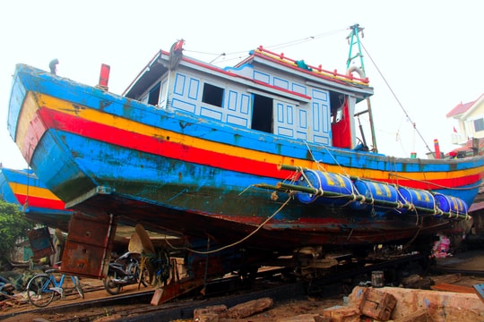 Trục vớt thành công tàu cá bị chìm ở Nghệ An