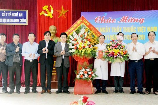 Phó Bí thư Thường trực Tỉnh ủy chúc mừng các cơ sở y tế nhân ngày 27/2