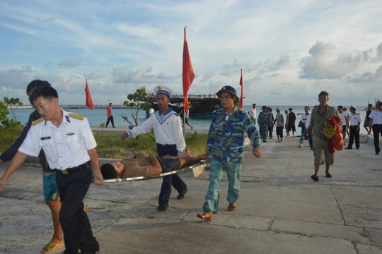 Chuyện những 'lương y' Trường Sa giành lại sự sống cho dân 