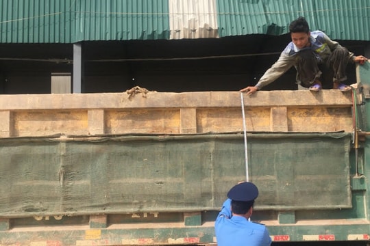 Nghệ An: Cắt thùng các xe cơi nới quá tải chạy trên tuyến Quốc lộ 46