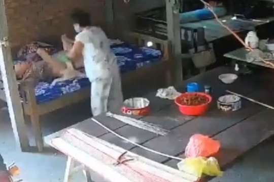 Cần xử lý nghiêm vụ vợ chồng con trai đánh đập mẹ già gần 90 tuổi