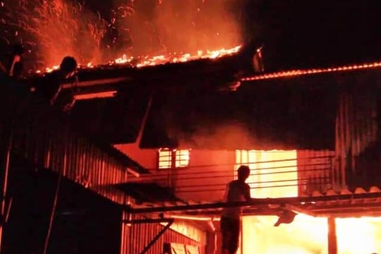 Người dân chung tay giúp đỡ gia đình bị cháy nhà ở và chuồng bò trong đêm