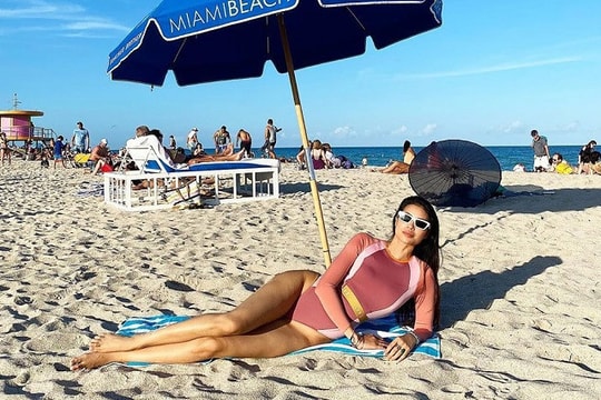 Phạm Hương lại khoe eo con kiến với bikini