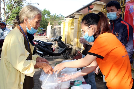 Điện mặt trời Hekinan trao 200 bát cháo từ thiện cho bệnh nhân nghèo