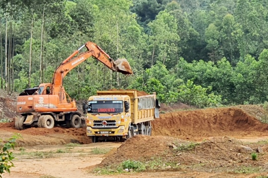 Xe, máy rầm rộ khai thác đất trái phép, chính quyền nói không biết?