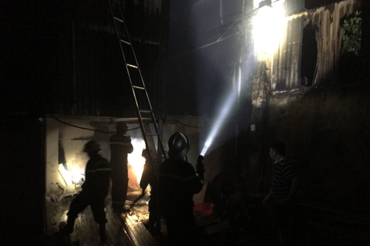 Người dân dùng xô, chậu múc nước, khống chế đám cháy tại xưởng gỗ