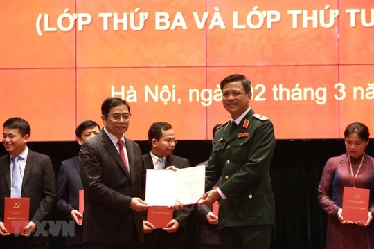 Bế giảng Lớp bồi dưỡng kiến thức mới cho cán bộ cấp chiến lược khóa XIII của Đảng