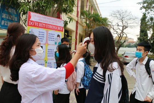 Đi học sau kỳ nghỉ dài, học sinh Nghệ An được đo thân nhiệt và dùng nước sát khuẩn miễn phí  