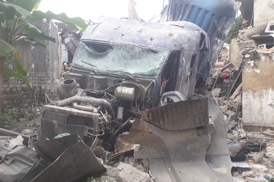 Xe container đâm sập 3 nhà dân ở Nghệ An trong đêm, nhiều người thoát chết