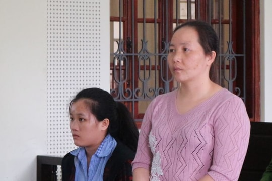 Người chồng xuống tòa để tiễn vợ hờ vào tù