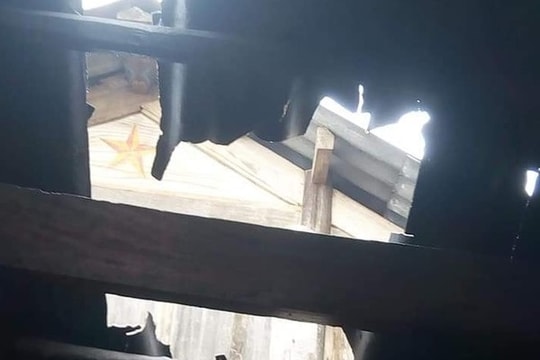 Mưa đá làm hư hỏng nhà dân ở huyện biên giới của Nghệ An