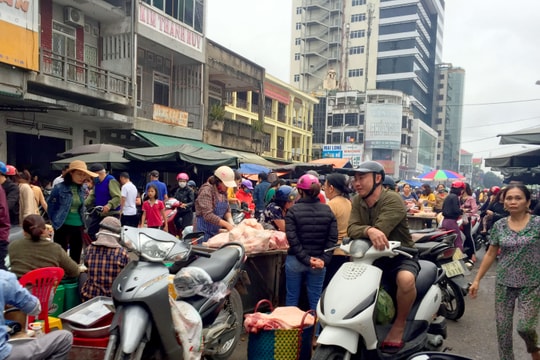 Tái diễn tình trạng chiếm dụng đường để buôn bán ngay trước chợ Vinh