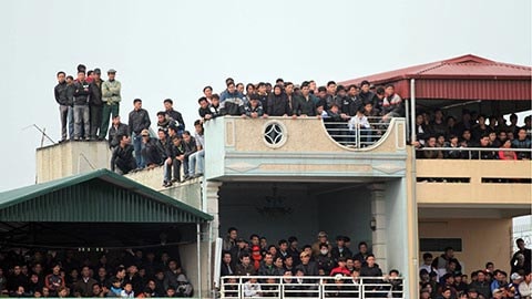 Cấm khán giả ngồi nóc nhà xem V.League; Văn Lâm phát thông điệp thách thức