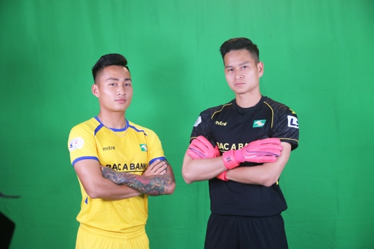 Cầu thủ trẻ Sông Lam Nghệ An tạo dáng chụp ảnh trong bộ áo đấu V.League 2020