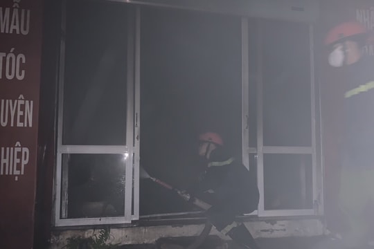 Ki ốt cắt tóc tại thành phố Vinh bốc cháy lúc rạng sáng