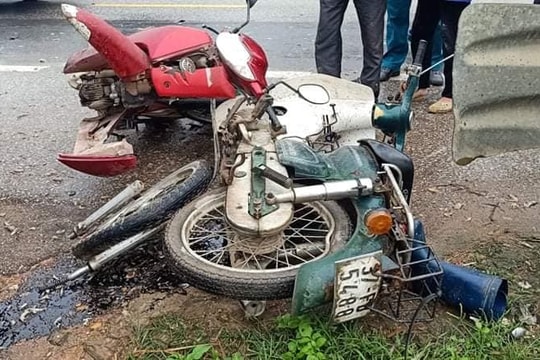 Tai nạn liên hoàn giữa ô tô và 2 xe máy, 3 người bị thương