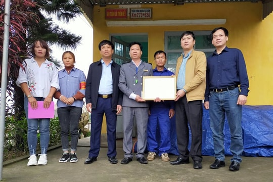 Trao Bằng khen cho nhân viên gác chắn dũng cảm cứu đoàn tàu và xe tải