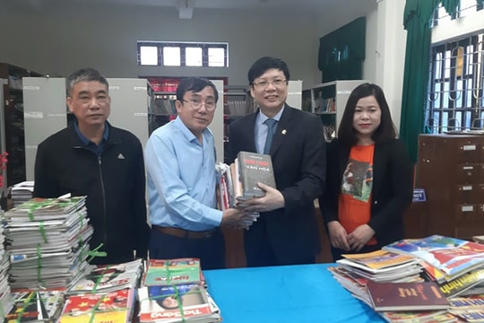 Phó Chủ tịch Thường trực Hội Nhà báo Việt Nam tặng sách, tạp chí cho Thư viện Quỳnh Lưu