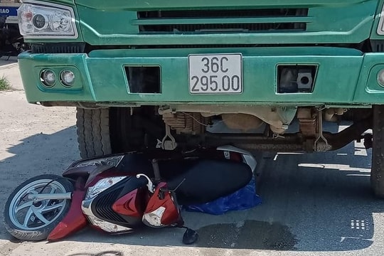 Nghệ An: 2 mẹ con tử vong thương tâm dưới gầm xe tải 