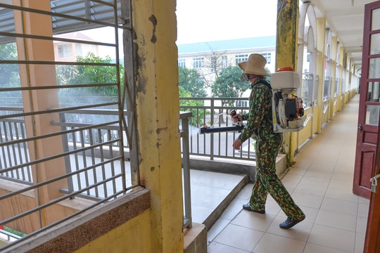 Các trường THCS ở Nghệ An phun thuốc khử trùng chuẩn bị đón học sinh trở lại