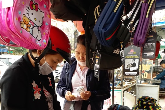 Người dân Nghệ An tìm mua khẩu trang vải để phòng dịch