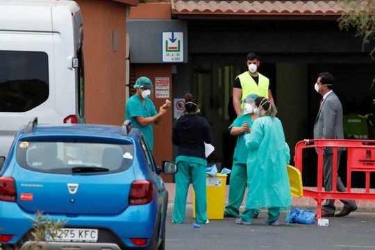 Đi đám ma, một lúc 60 người nhiễm Covid-19 