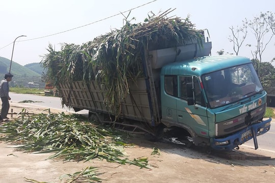 Nam sinh lớp 10 tử vong ngay trước cổng nhà do va chạm xe tải