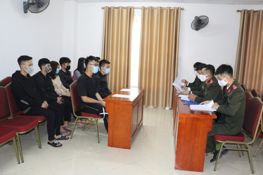 Triệu tập nhóm sinh viên chỉnh sửa văn bản nhà trường về thời gian nhập học đưa lên mạng