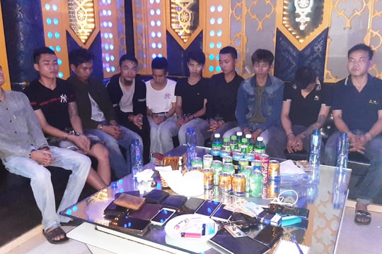 Bắt nhóm thanh niên phê ma túy trong tiệc sinh nhật tại quán karaoke ở thành phố Vinh