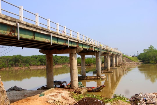 Sau khi Báo Nghệ An phản ánh, tàu thuyền không còn neo đậu tại cầu ở Diễn Châu