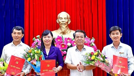 Trao quyết định chuẩn y, chỉ định nhân sự mới ở các địa phương