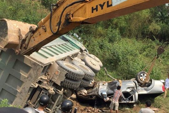 Nghệ An: Hai ô tô lật nhào bên đường, 3 người bị thương nặng 