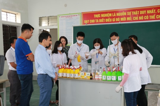 Tự sản xuất nước sát khuẩn, trường học ở Nghệ An tiết kiệm hàng trăm triệu đồng
