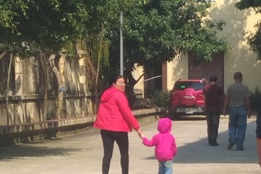 Tình trẻ dắt theo con nhỏ đến tòa gặp 'chồng hờ'